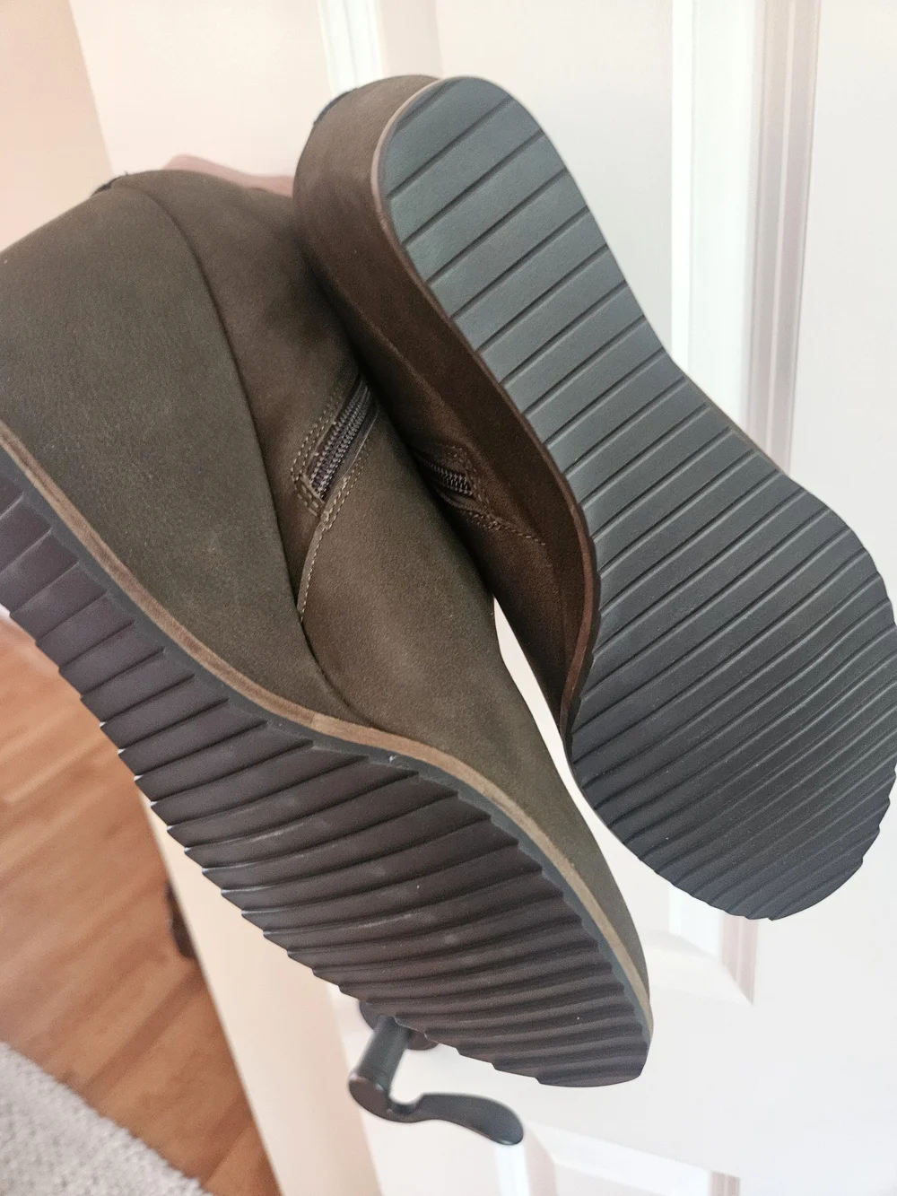 (NEW) Women’s Green/Brown Wedge Ankle Boot